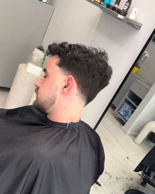 Ολοκληρωμένο κούρεμα σε σγουρά μαλλιά με taper