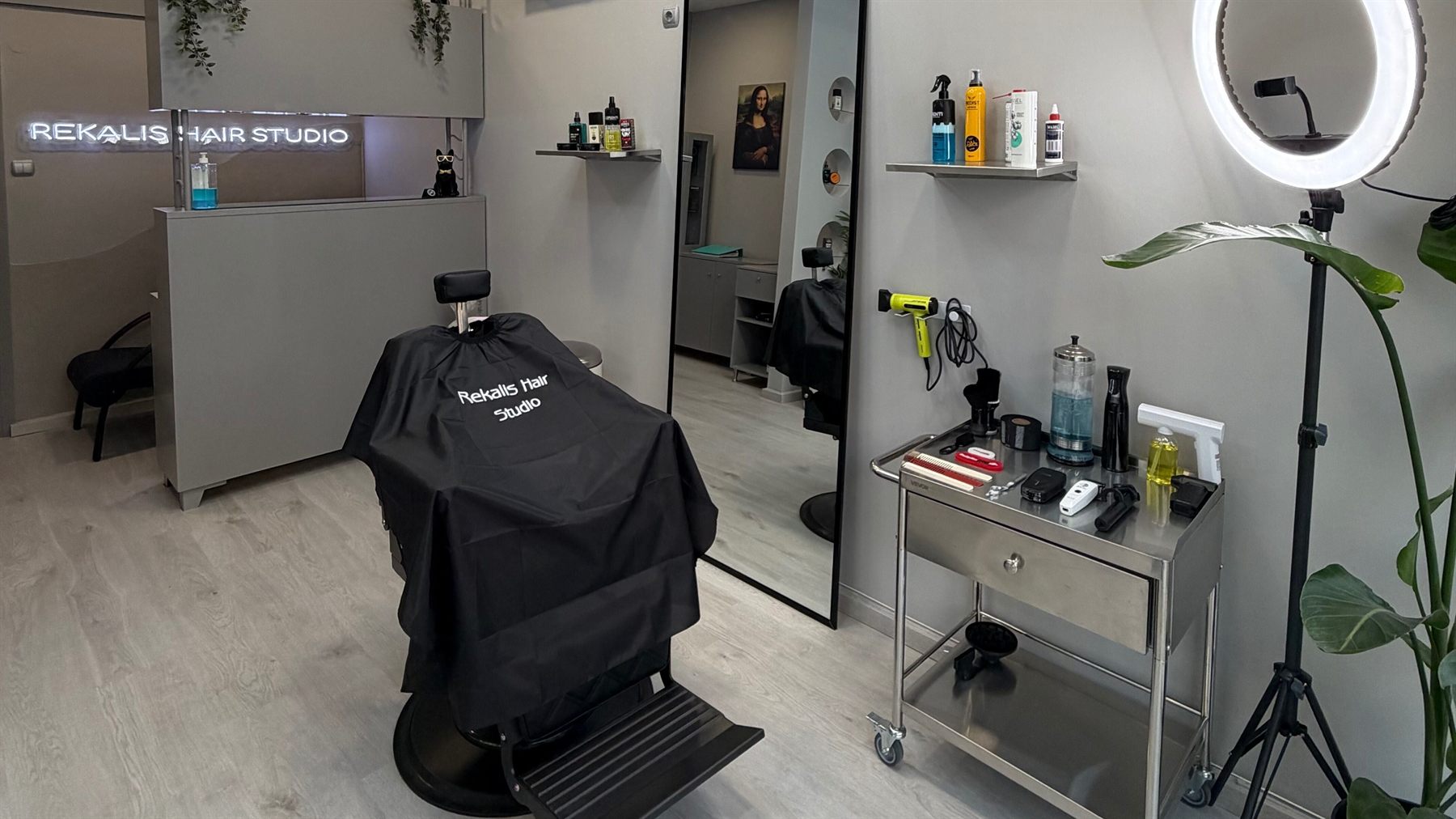 Το εσωτερικό του Rekalis Hair Studio, η καρέκλα με την μπέρτα του μαγαζιού και ο καθρέφτης