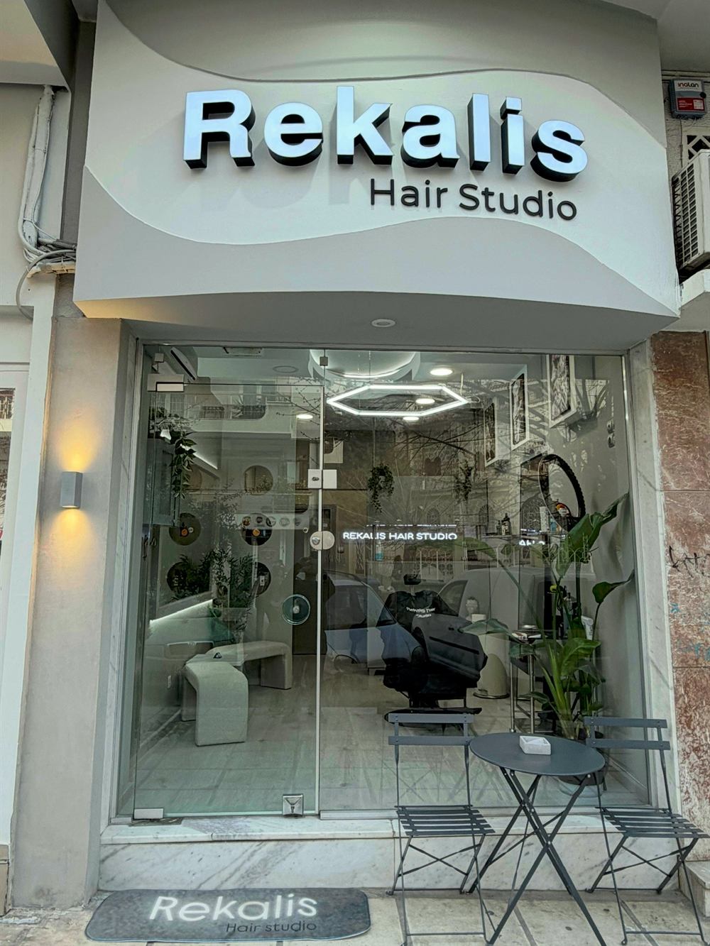 Η πρόσοψη του Rekalis Hair Studio στην Κανάρη 22